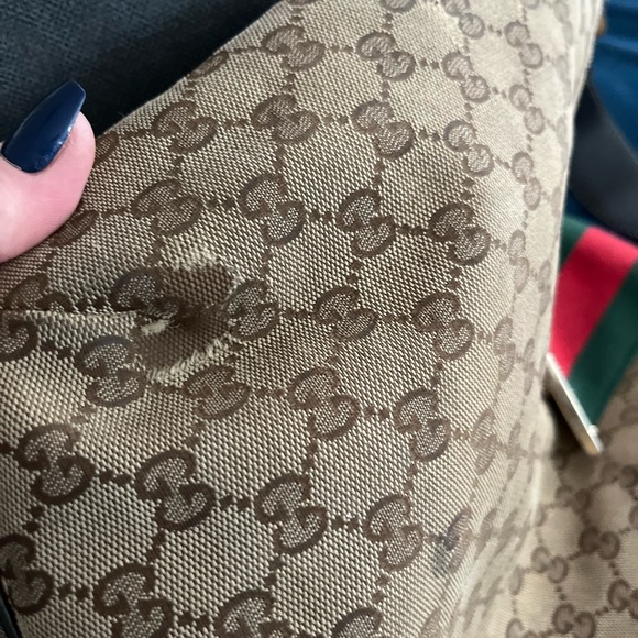 Gucci hobo bag is worn in all four corners otherwise purse is in good condition. - Picture 8 of 13